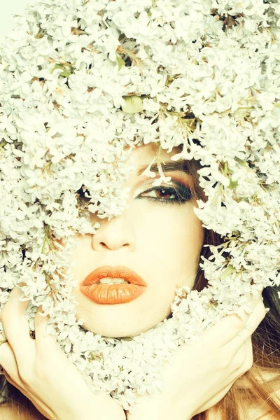 Lilac flowers around girl face — Stock Photo, Image