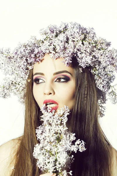 Prachtige Vrouwelijke Brunette Jonge Vrouw Met Lentebloemen Sexy Lippen Lila — Stockfoto