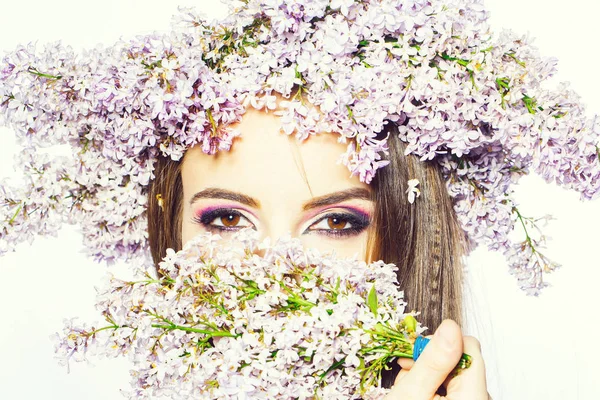 Mujer joven con corona de lila —  Fotos de Stock