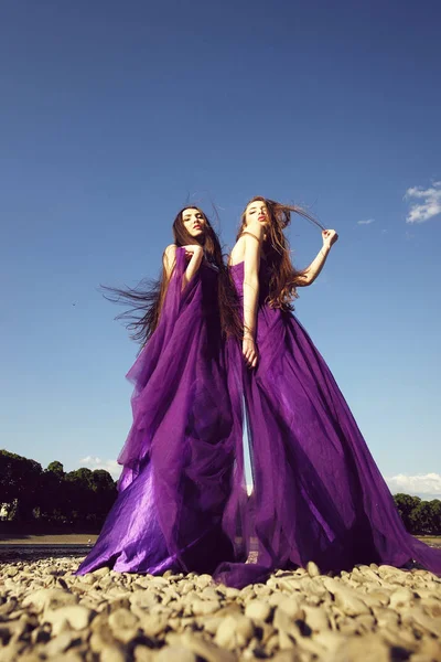 Jóvenes Mujeres Bonitas Con Pelo Largo Ventoso Elegantes Vestidos Color — Foto de Stock