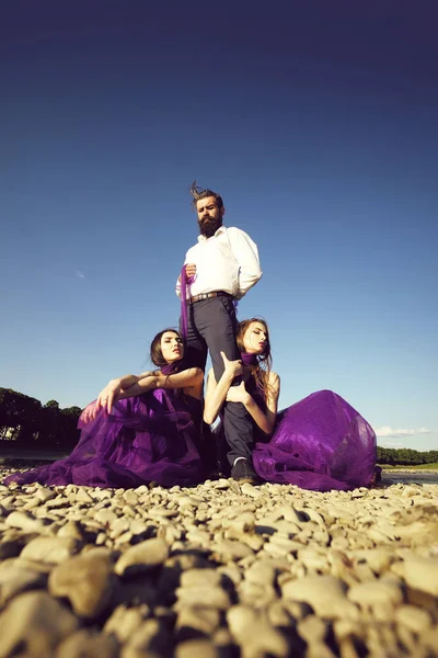 Homem Bonito Barbudo Camisa Branca Com Duas Mulheres Bonitas Jovens — Fotografia de Stock