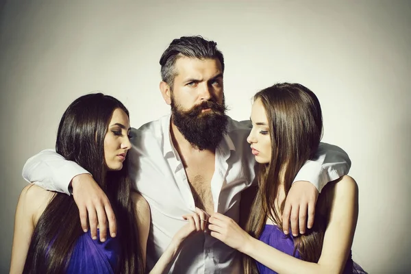 Bearded Handsome Man White Shirt Two Young Pretty Women Violet — Stock Photo, Image