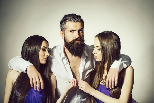 Barbu Bel Homme Chemise Blanche Avec Deux Jeunes Jolies Femmes — Photo