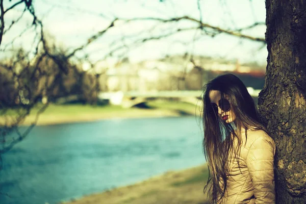 Fille élégante journée ensoleillée en plein air — Photo