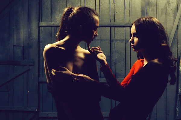 Дві Молоді Жінки Красивими Сексуальними Тілами Роздягаються Торкаються Один Одного — стокове фото