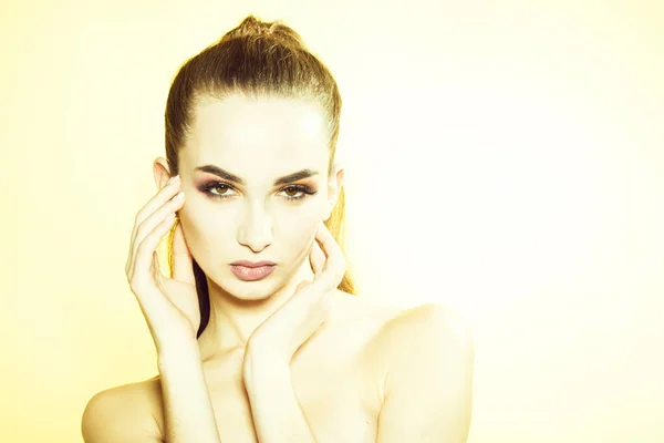 Vacker Kvinna Modell Med Ljusa Makeup Och Frisyr Med Nakna — Stockfoto