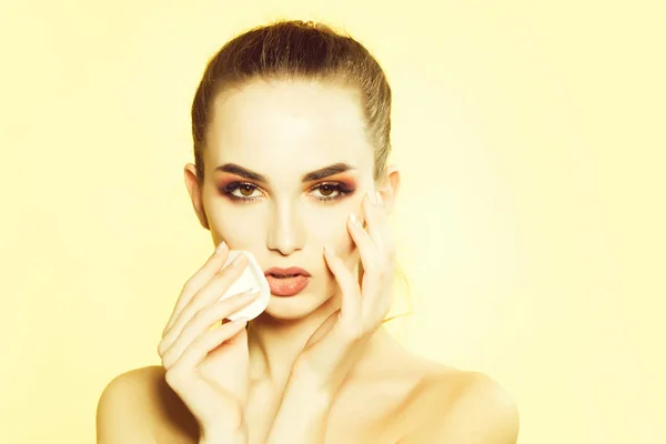 Modelo Mulher Bonita Removendo Maquiagem Brilhante Com Corpo Closeup Estúdio — Fotografia de Stock