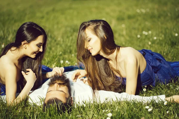 Bearded Handsome Man White Shirt Lying Two Young Pretty Women — Stock Photo, Image