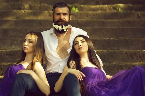 Hombre Guapo Camisa Blanca Con Flores Diente León Barba Con —  Fotos de Stock