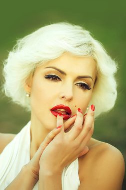 Şehvetli sarışın portre