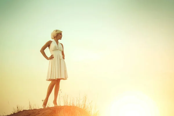 Mujer en vestido blanco al aire libre —  Fotos de Stock