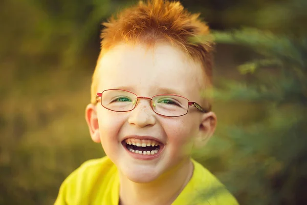 Счастливый Мальчик Рыжими Волосами Желтой Рубашке Очками Счастливом Улыбающемся Лице — стоковое фото