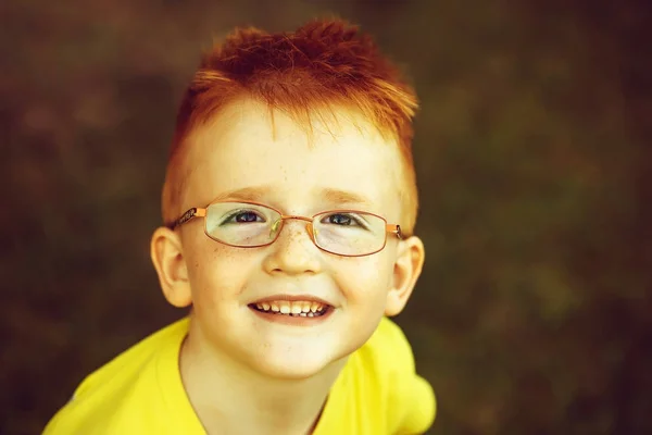 Щасливий Хлопчик Рудим Волоссям Жовтій Сорочці Окулярах Щасливому Усміхненому Обличчі — стокове фото