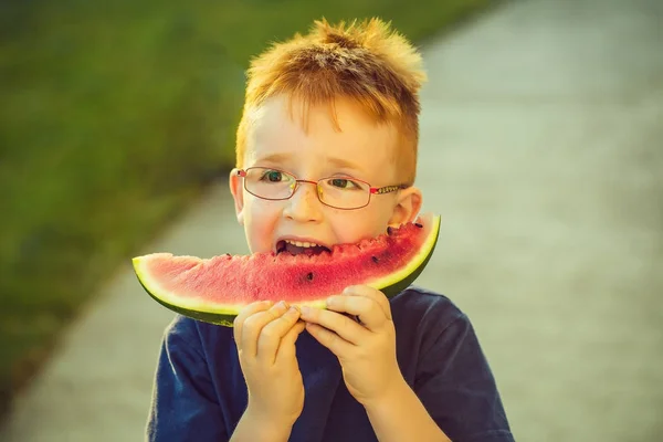 Menino Feliz Com Cabelo Vermelho Camisa Azul Óculos Rosto Sorridente — Fotografia de Stock