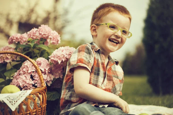 Feliz Sorrindo Engraçado Pequeno Menino Ruivo Jeans Camisa Quadriculada Elegante — Fotografia de Stock