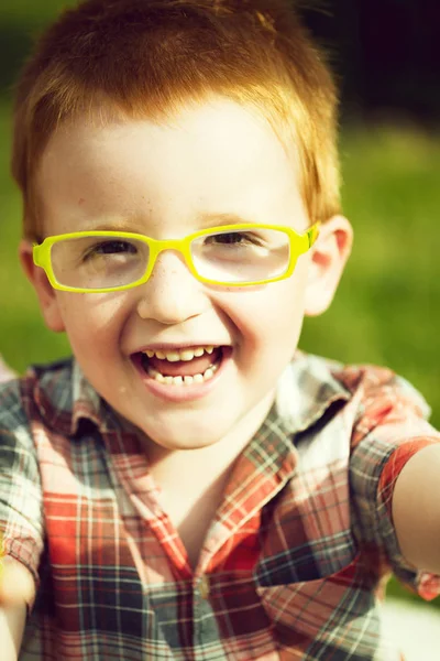 Retrato Engraçado Feliz Sorrindo Menino Bonito Com Cabelo Vermelho Camisa — Fotografia de Stock