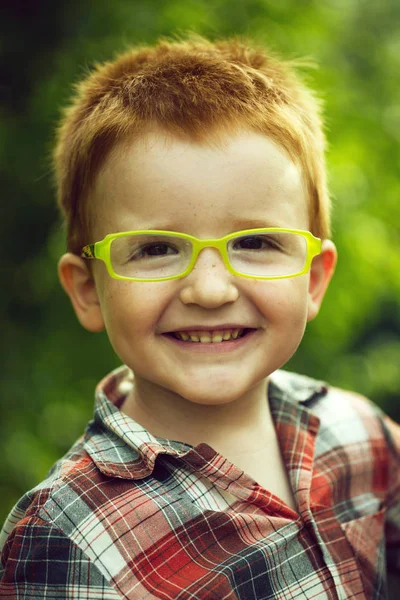 Retrato Engraçado Feliz Sorrindo Menino Bonito Com Cabelo Vermelho Camisa — Fotografia de Stock