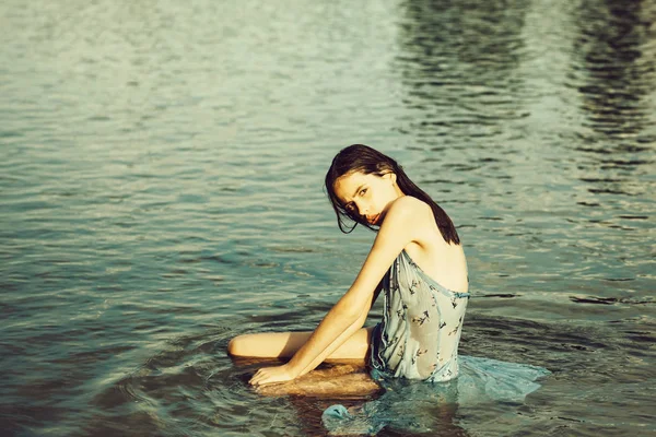 Söt flicka i vatten — Stockfoto