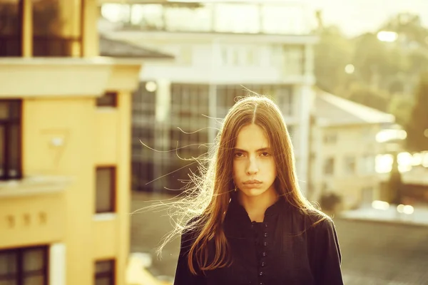 Menina bonita perto de casas — Fotografia de Stock