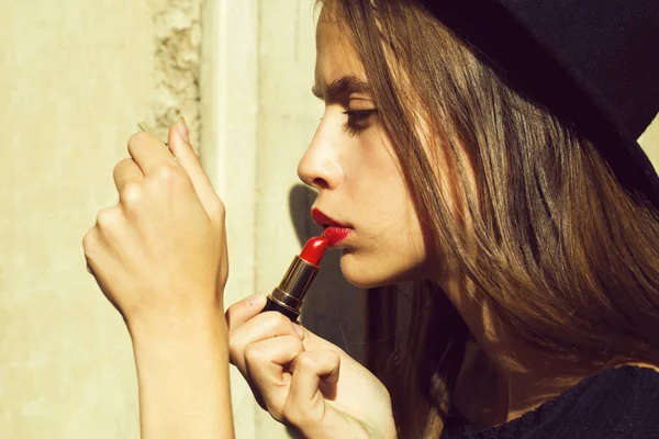 Mujer de moda con lápiz labial rojo — Foto de Stock