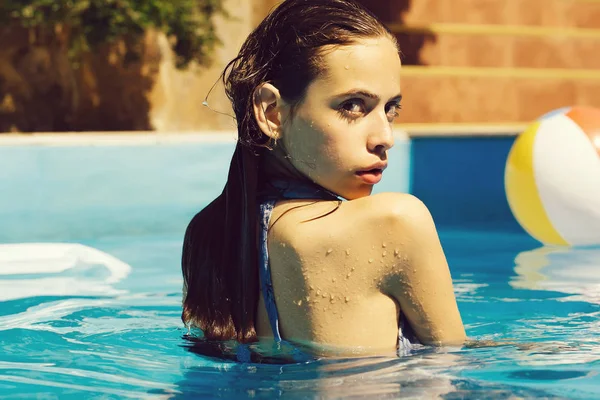 Mujer sexy en la piscina —  Fotos de Stock