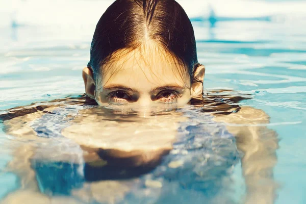 Szexi nő medence — Stock Fotó