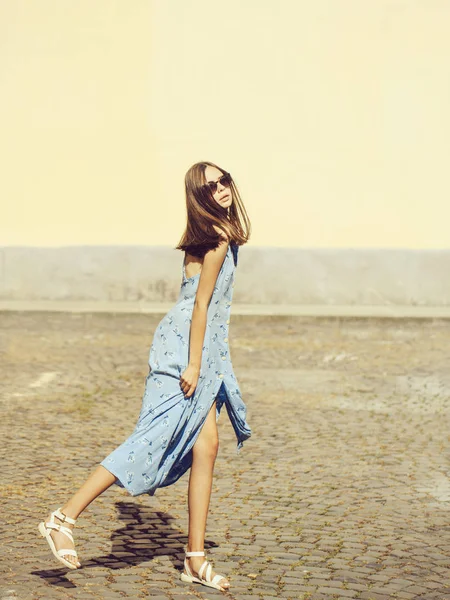 Chica bonita en gafas de sol y vestido —  Fotos de Stock