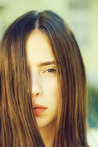 Pretty girl with brunette hair — Stock Photo, Image