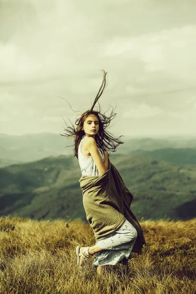 Bella bruna carina sul campo — Foto Stock