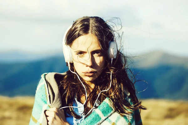 Hezká dívka se sluchátky — Stock fotografie