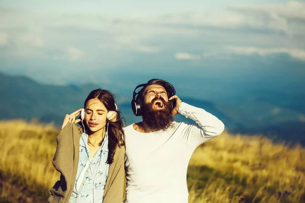 Mladý Pár Hezké Dívky Pokryté Dekou Vousatý Muž Hipster Vousy — Stock fotografie