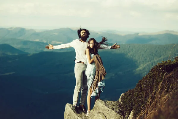 Romantic Couple Pretty Woman Girl Handsome Bearded Man Beard Cliff — Stock Photo, Image