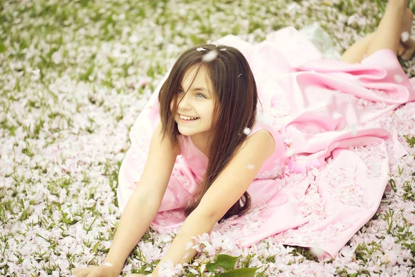 Hermosa Niña Vestido Rosa Con Pelo Largo Morena Cara Sonriente — Foto de Stock