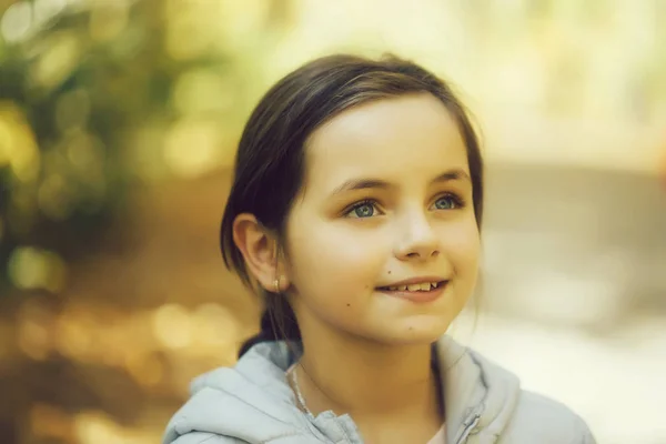 Hübsches jugendliches Mädchen — Stockfoto