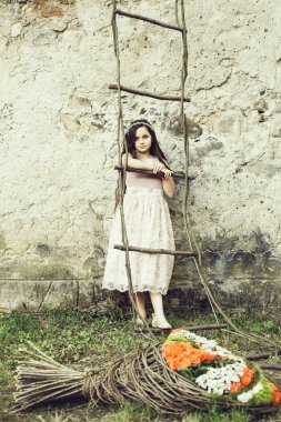 İp merdiven üzerinde elbiseli küçük kız