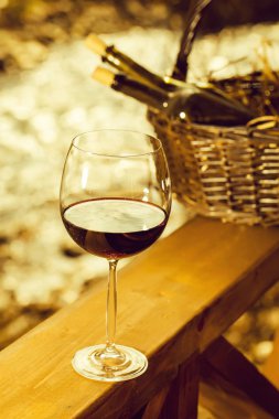 Şarap kadehi ve sepet şişelerde