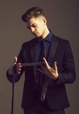 Kravat ile yakışıklı adam