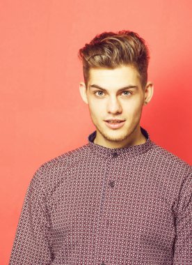 Yakışıklı ve genç bir adam