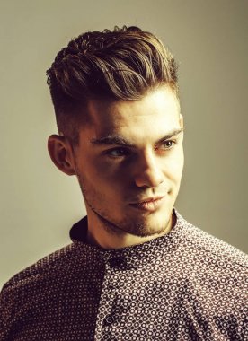 düşünceli şık yakışıklı