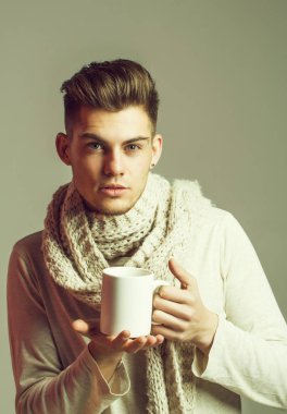 Fularlı Kupası ile yakışıklı adam