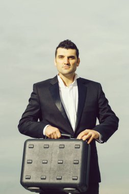 Evrak Çantası'nı açık ile işadamı