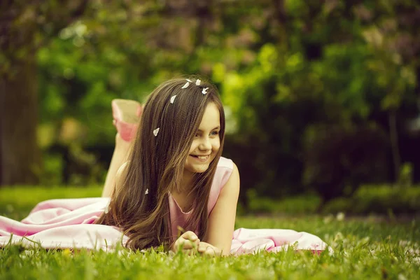 Hermosa Niña Vestido Rosa Con Pelo Largo Morena Cara Sonriente —  Fotos de Stock