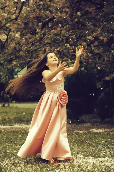 Liten flicka i rosa klänning med blossom — Stockfoto