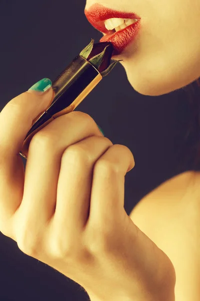 Mãos Femininas Com Pele Macia Manicure Azul Segurando Rosa Flor — Fotografia de Stock