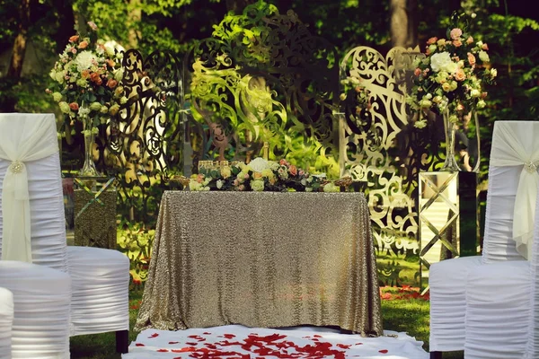 Hochzeitstisch für feierliche Zeremonie — Stockfoto
