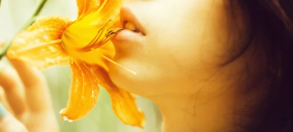 Lábios Rosados Sensuais Rosto Mulher Bonita Beijar Flor Lírio Laranja — Fotografia de Stock