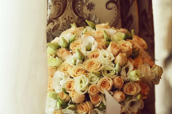 Bouquet de mariage sur rideau — Photo