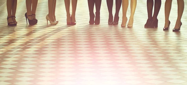 Женские ноги в модной обуви — стоковое фото