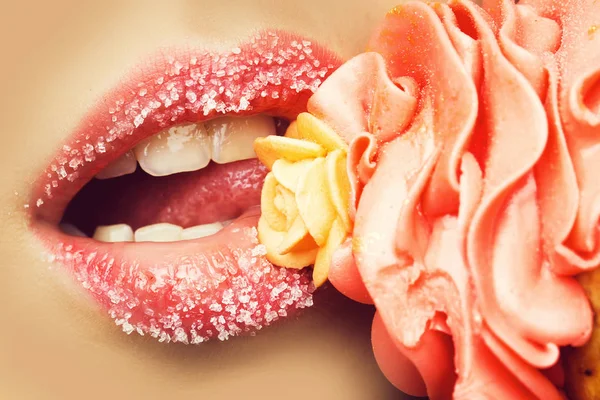 Lèvres et crème féminines — Photo