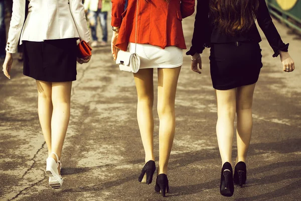 Piernas Femeninas Tres Chicas Jóvenes Tacones Altos Caminando Calle Día — Foto de Stock